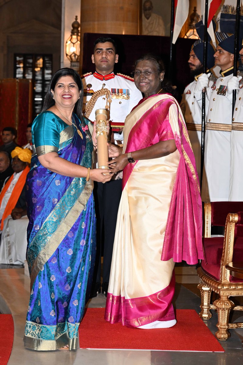 Dr. Neerja Bhatla receiving Padma Shri